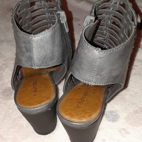 Wide Heel - Picture 2 of 8